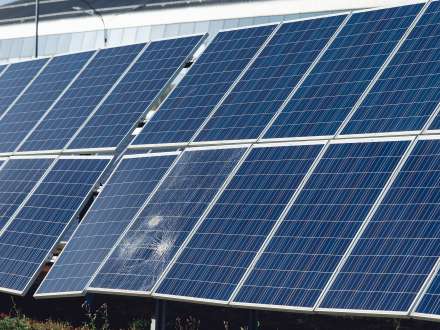 Moduli fotovoltaici danneggiati e rifiuti da cantiere